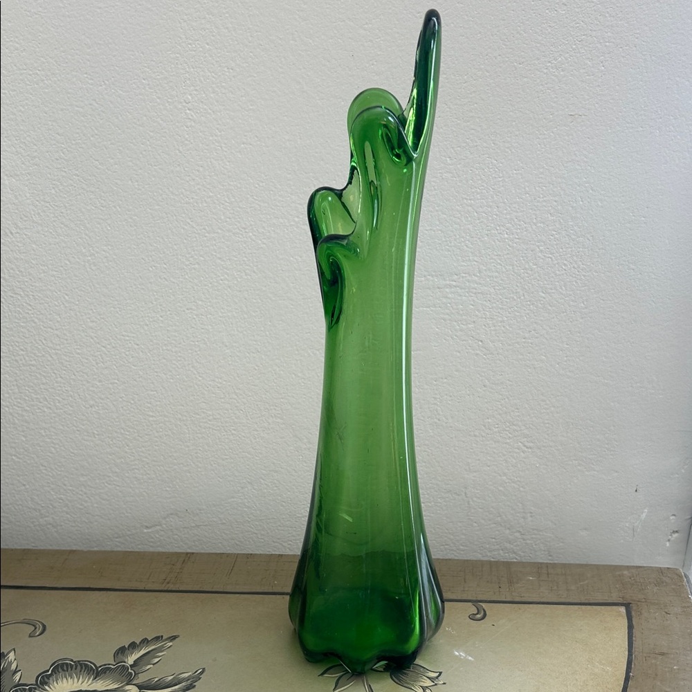 Elegant Green Glass Vase - Picture 4 of 5